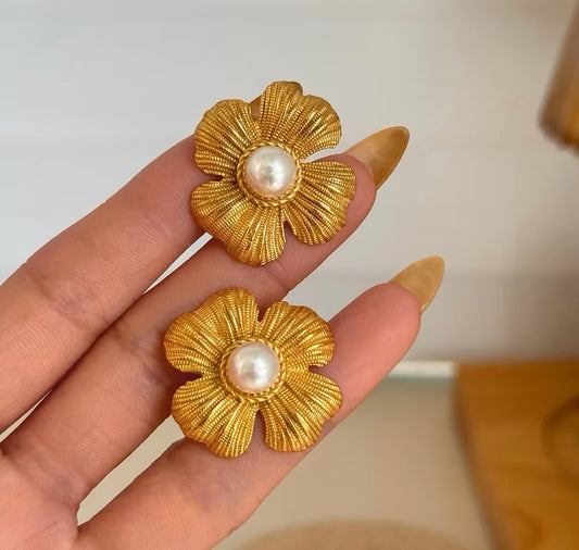 The Leah Flor Pearl Gold Stud